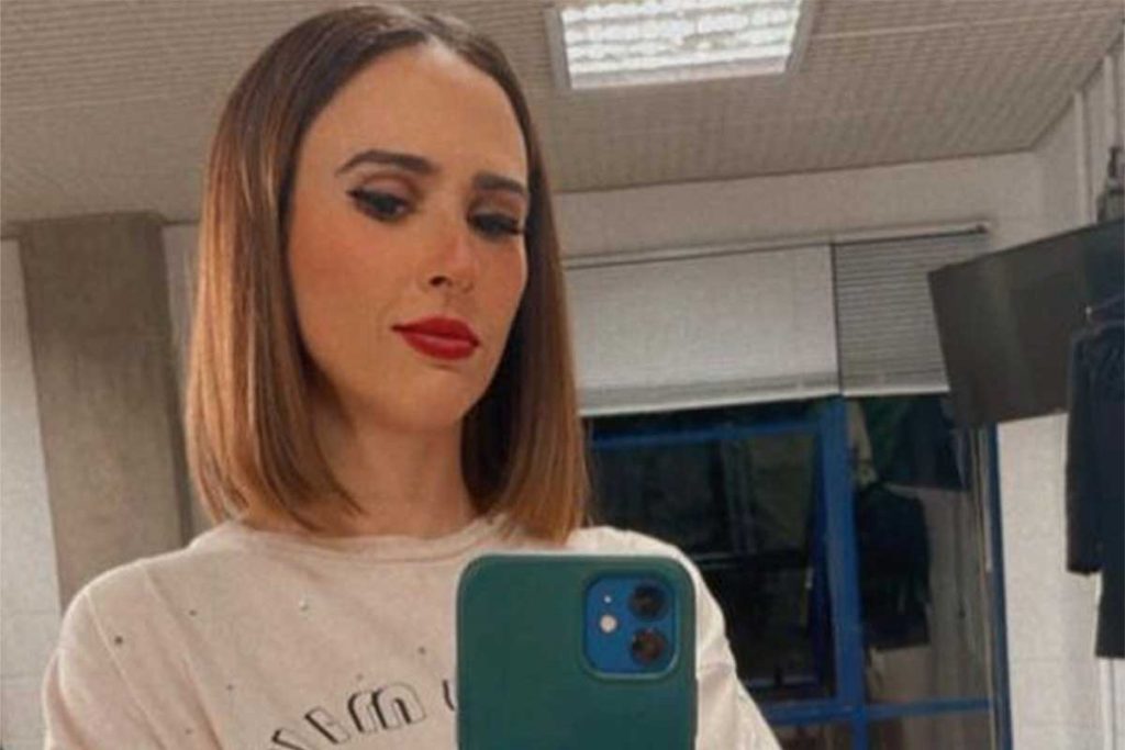 Tatá Werneck faz selfie em frente ao espelho