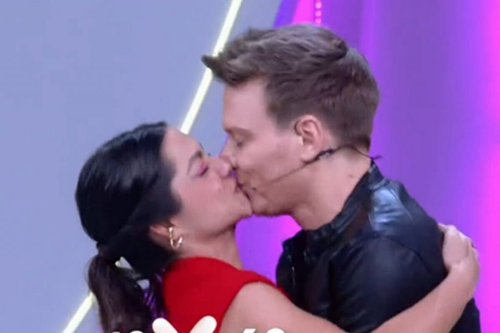 Thaís Fersoza e Michel Teló beijando 