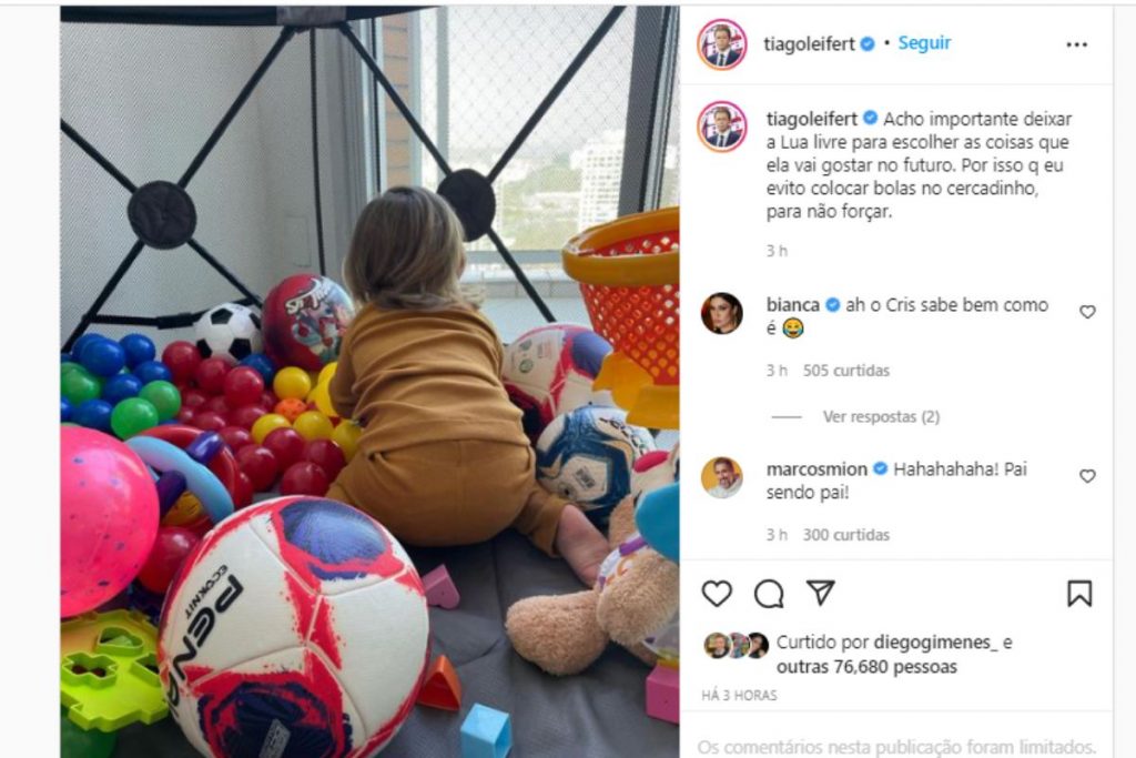 Daiana Garbin brincando em clique raro no Instagram de Tiago Leifert