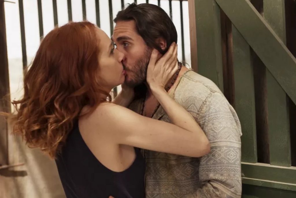 trindade (gabriel sater) e irma (camila morgado) se beijando assustados em pantanal