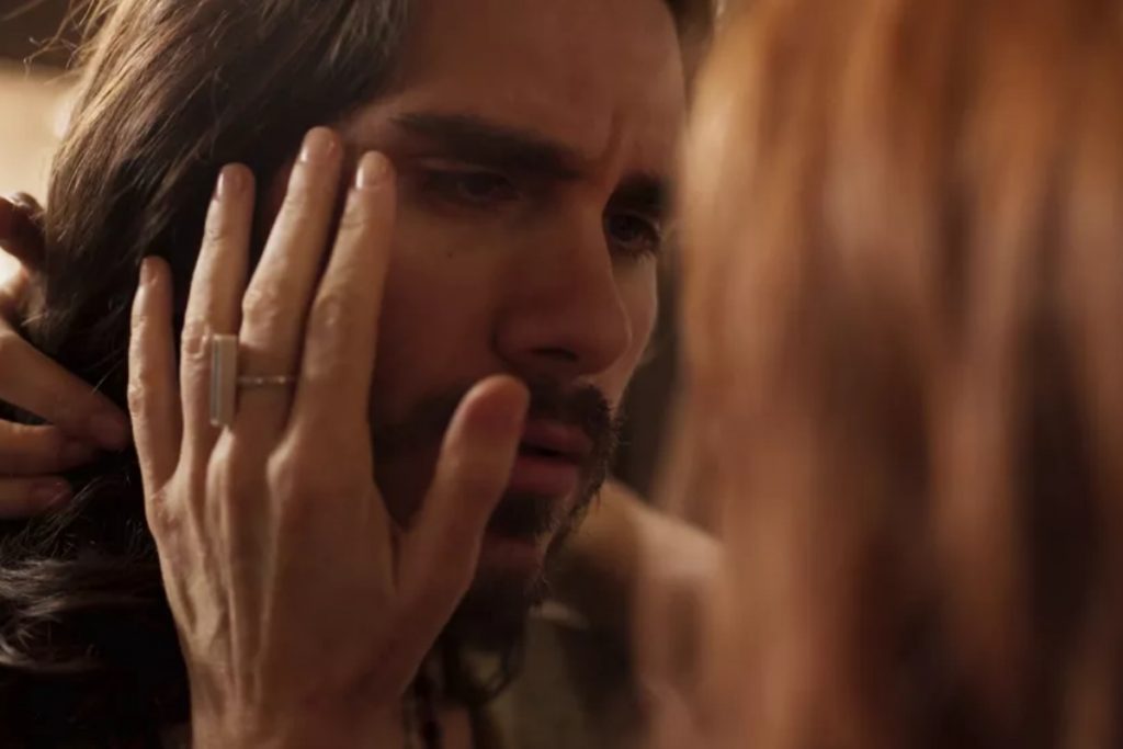 trindade (gabriel sater) admirando irma (camila morgado) em pantanal