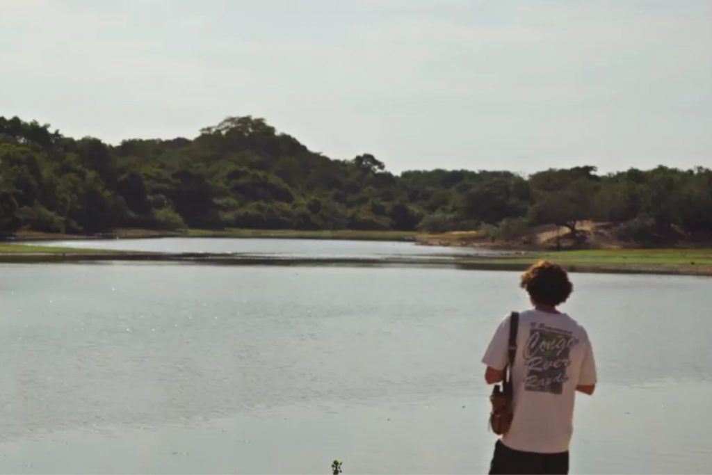 velho do rio (osmar prado) sumindo quando jove (jesuita barbosa) tenta tirar foto dele em pantanal