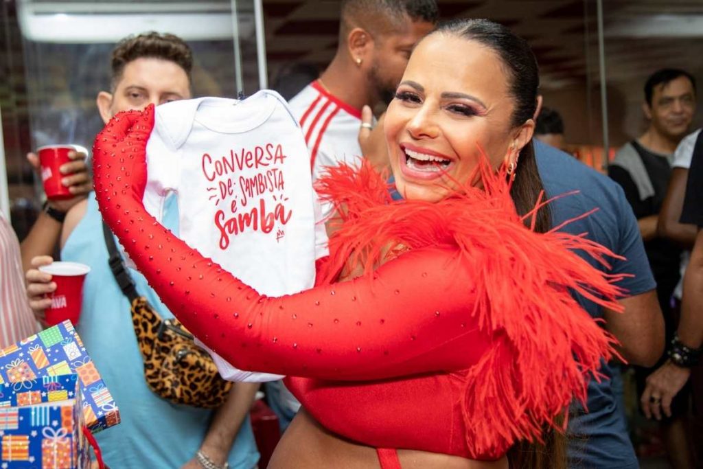 Viviane Araújo posando para foto com presente do baby Joaquim