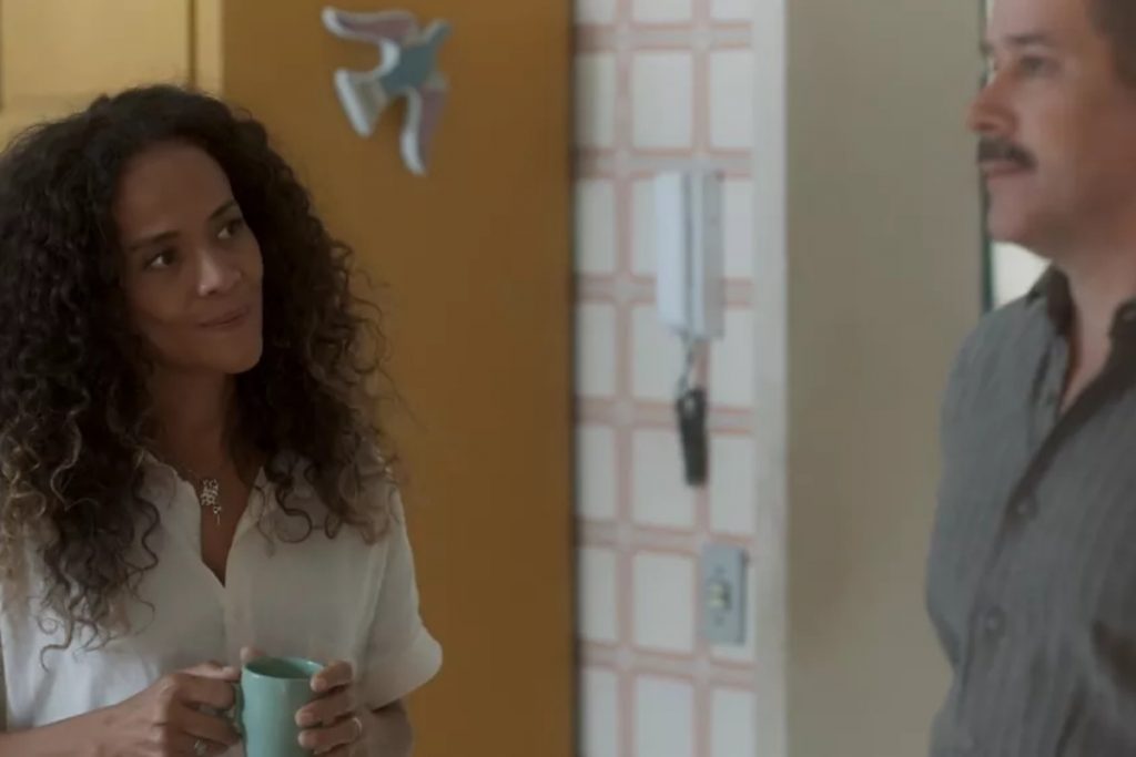 zuleica (aline borges) conversando com tenório (murilo benício) em pantanal