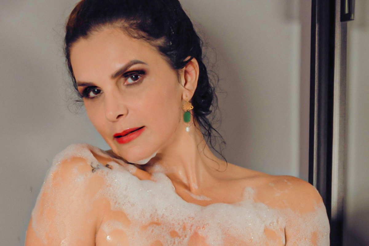 Luiza Ambiel na banheira