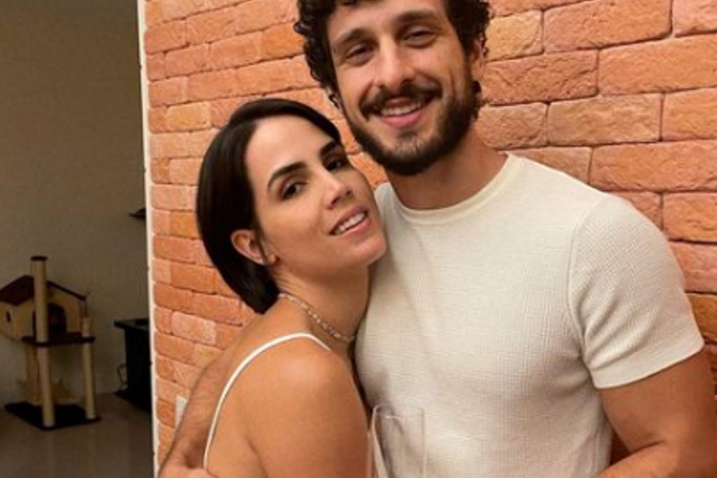 Perola Faria e noivo posados