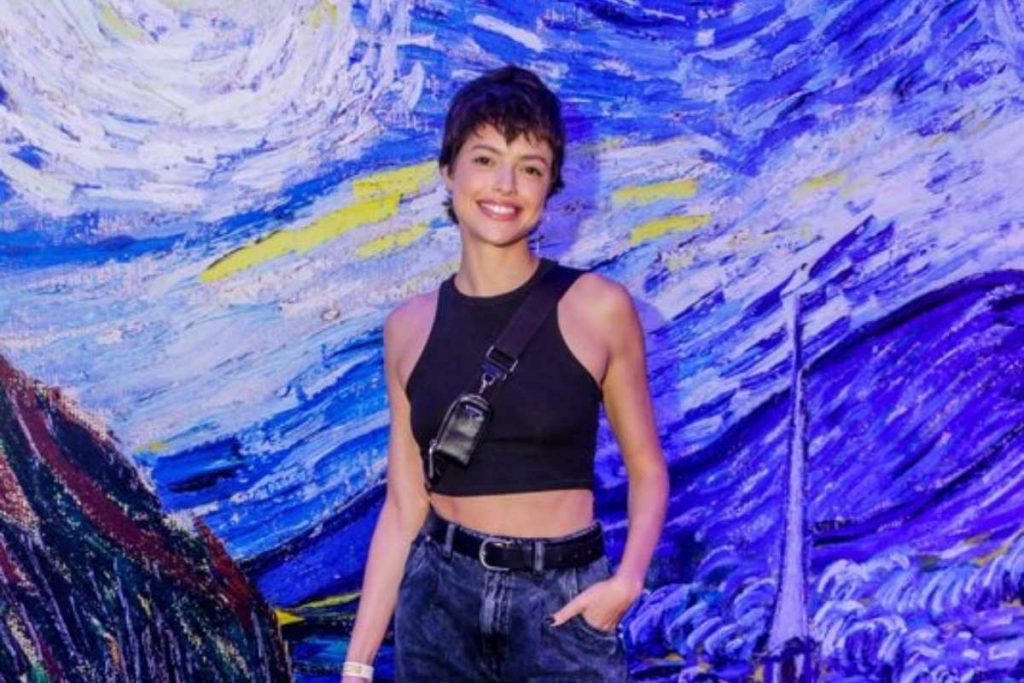 Agatha Moreira posando para foto em exposição do Van Gogh