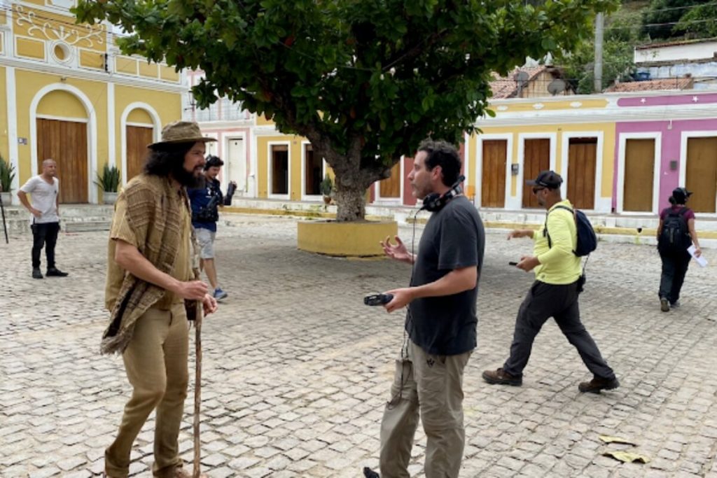 Cena de Mar do Sertão, sendo gravada em uma praça, sob direção de Allan Fiterman