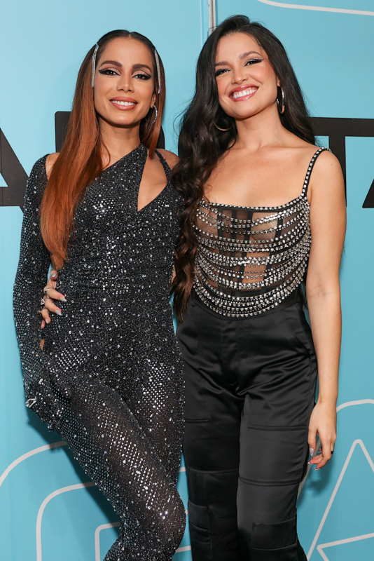 Anitta e Juliette posadas em bastidor de show
