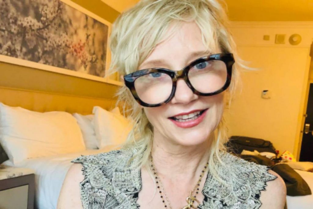 Anne Heche de óculos