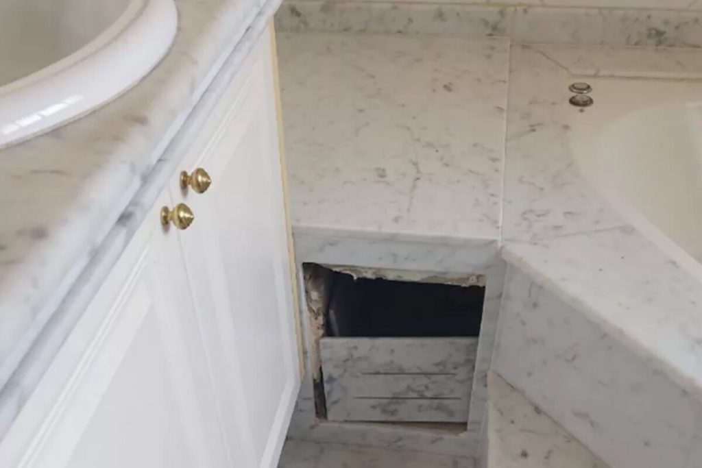 Móveis brancos do banheiro danificados