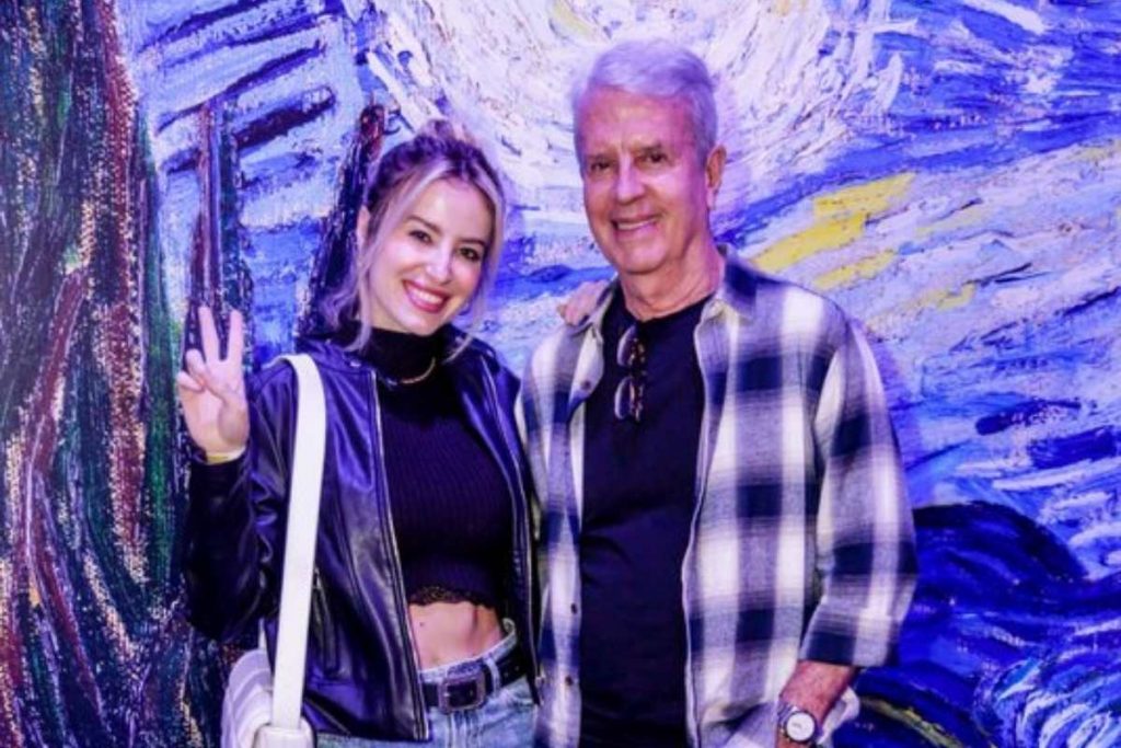 Barbara França leva o pai para visitar a exposição de Van Gogh
