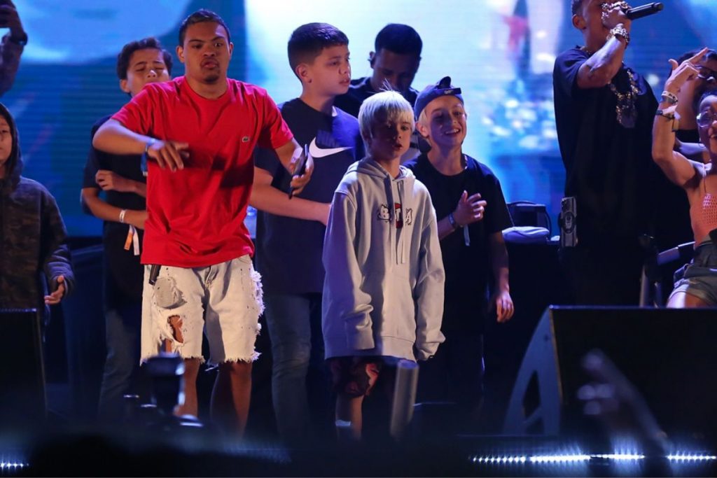 Bem e Dom curtindo show de Mc Poze do Rodo e Mc Cabelinho