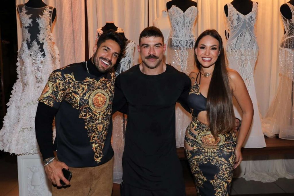 Bil Araújo, Rafael Carneiro e Sarah Andrade posando para foto em aniversário