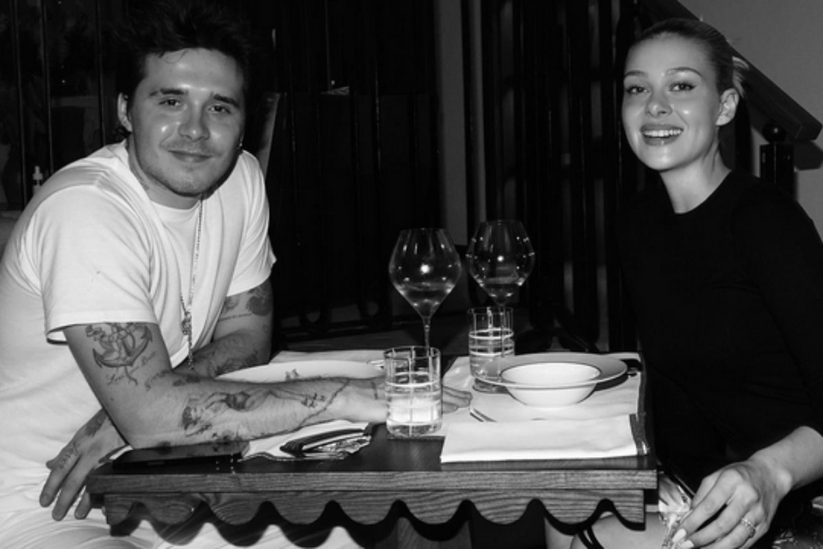 Brooklyn e Nicola Peltz Beckham jantando