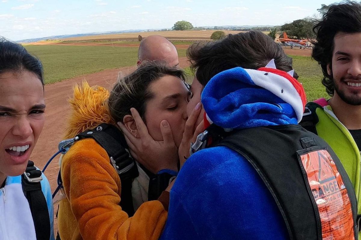 Sasha Meneghel e João Figueiredo se beijam e Bruna Marquezine faz careta