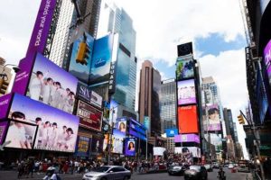 BTS toma conta da TImes Square, em Nova York, com vídeos de nova campanha para a Samsung