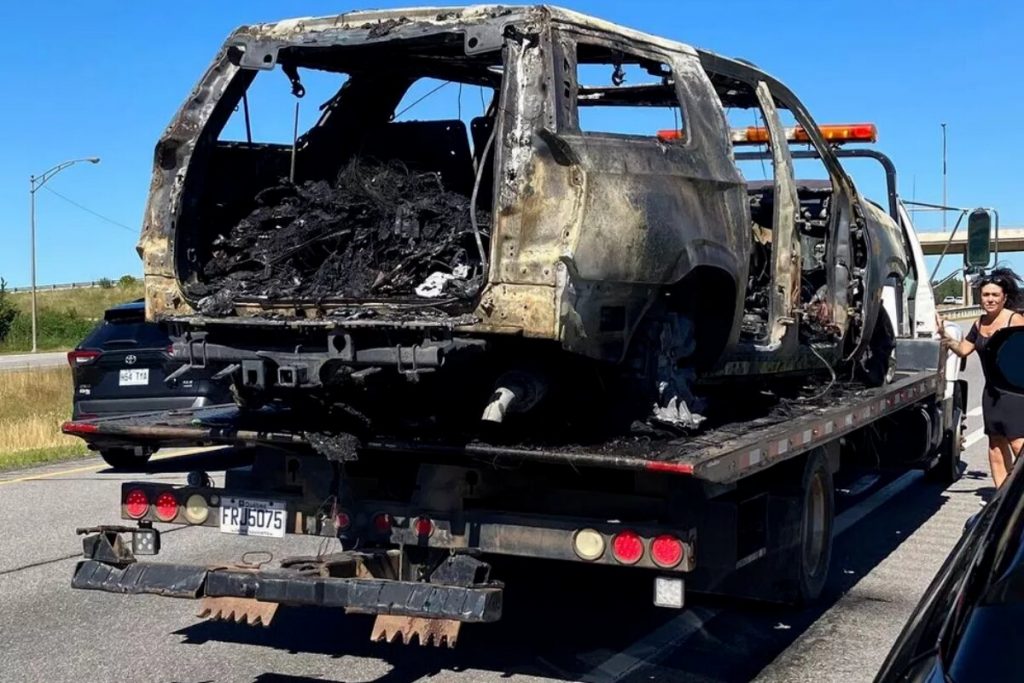 Carro da banda Offspring totalmente destruído pelo fogo