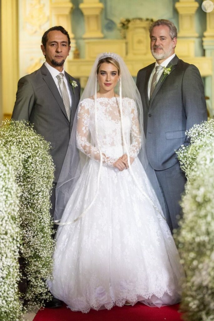 José Lucas (Irandhir Santos), Erica (Marcela Fetter) e o pai dela, Ibrahim (Dan Stulbach), no casamento, em