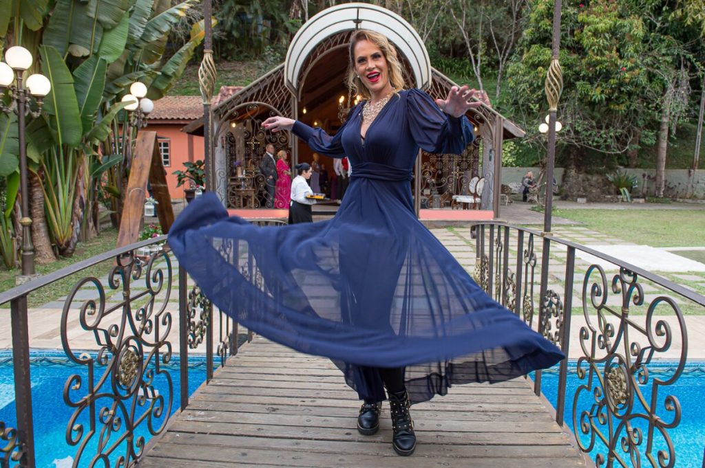 Ariana Matoni de vestido esvoaçante azul