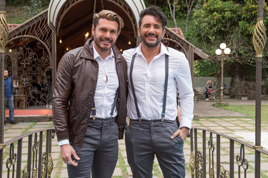 Franklin David e Victor Viana de camisa branca, suspensório e calça cinza