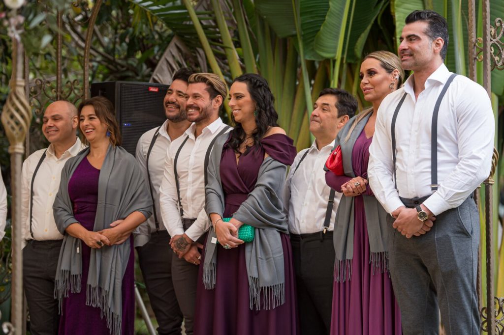 Padrinhos de camisa branca, suspensório e calça cinza, madrinhas de vestido roxo