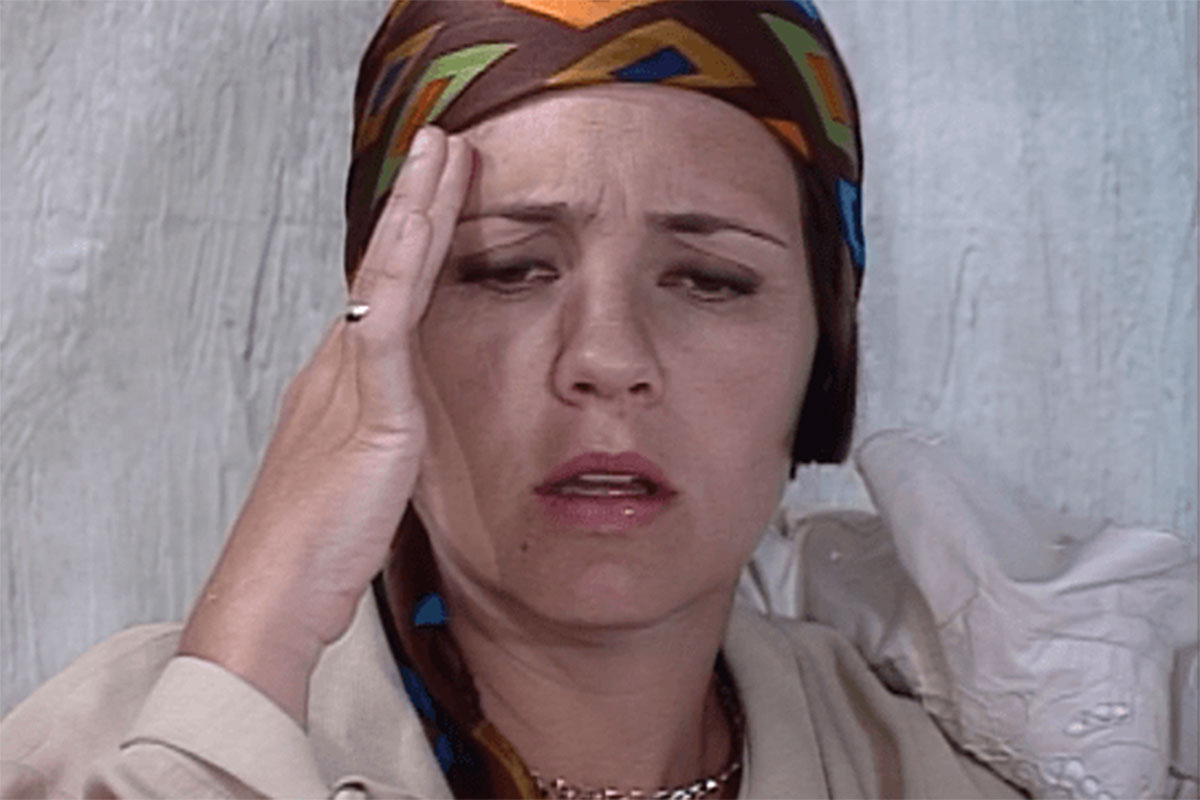 Catarina (Adriana Esteves) sente tontura em O Cravo e a Rosa