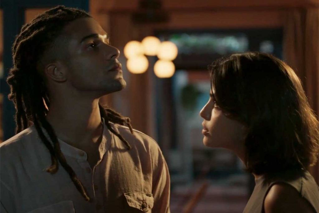 Cena de Pantanal, com Guta (Julia Dalavia) e Marcelo (Lucas Leto)