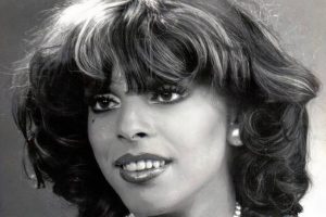 Retrato em preto e branco de Cláudia Celeste