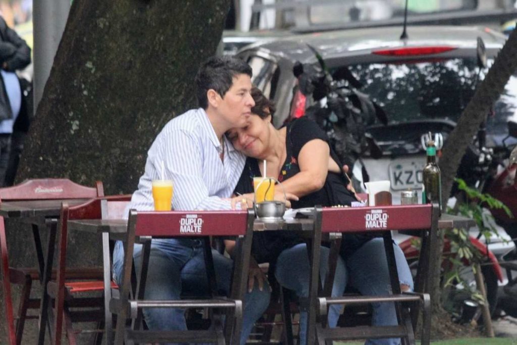 Claudia Rodrigues e Adriane Bonato comemoram aniversário de namoro no RJ