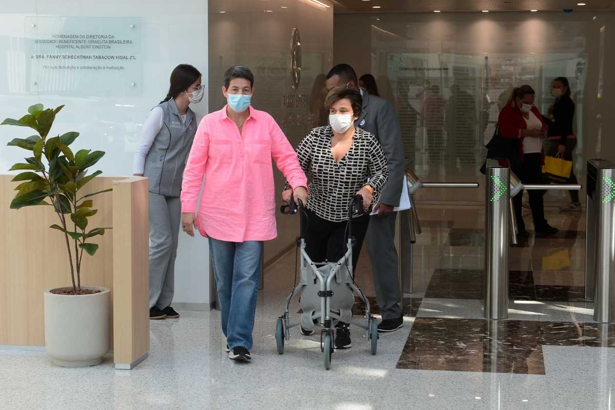 Claudia Rodrigues e Adriane Bonato deixando hospital