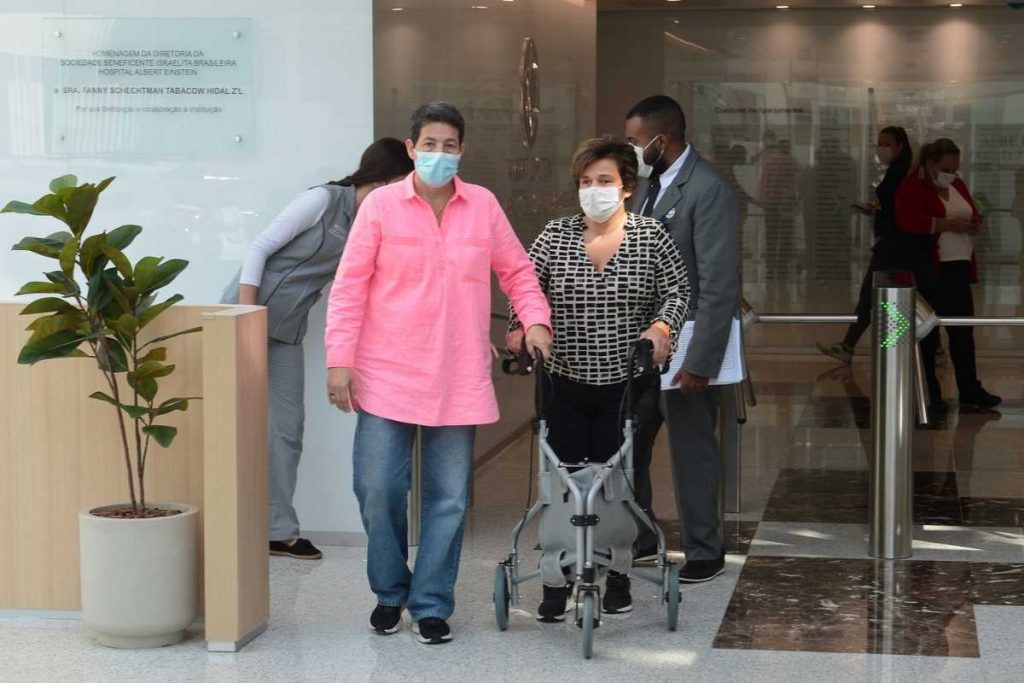Claudia Rodrigues e Adriane Bonato deixando hospital