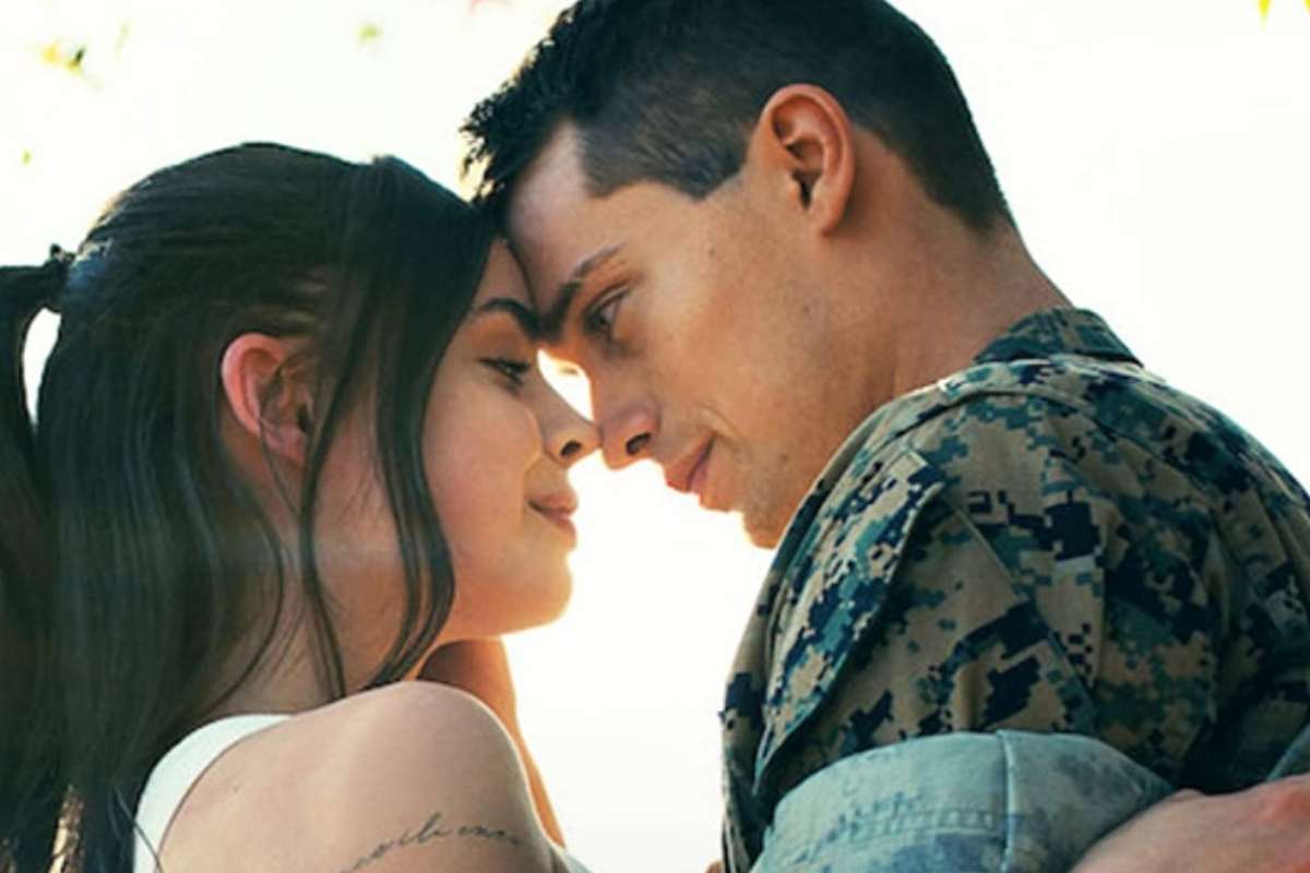 Sofia Carson e Nicholas Galitzine em pôster de "Continência ao Amor", da Netflix
