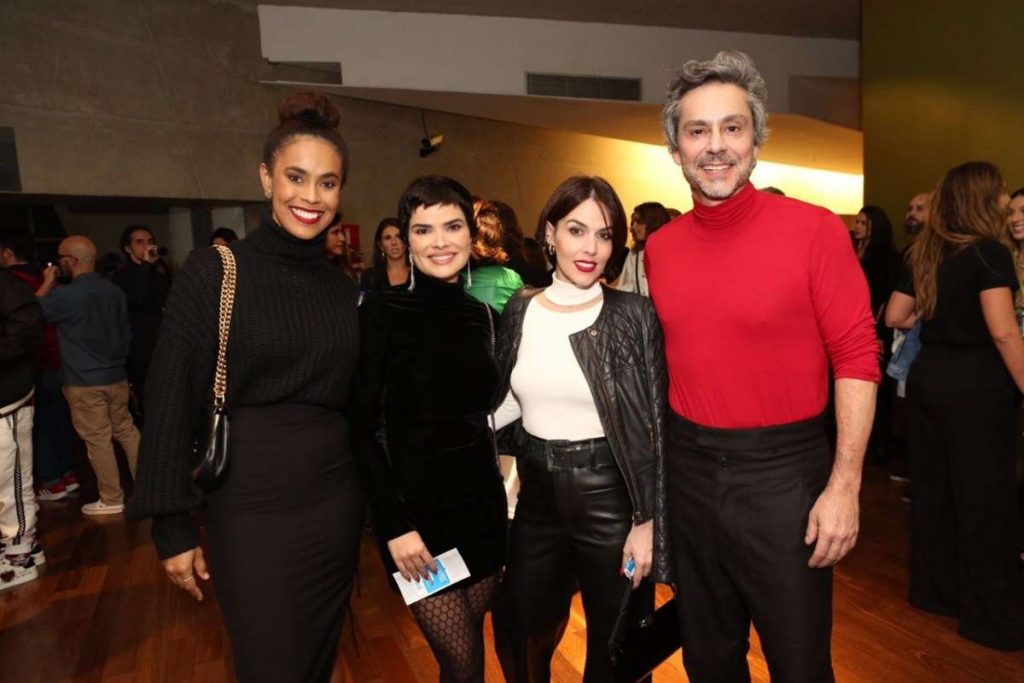 Famosos curtem show de Caetano Veloso no Rio de Janeiro.