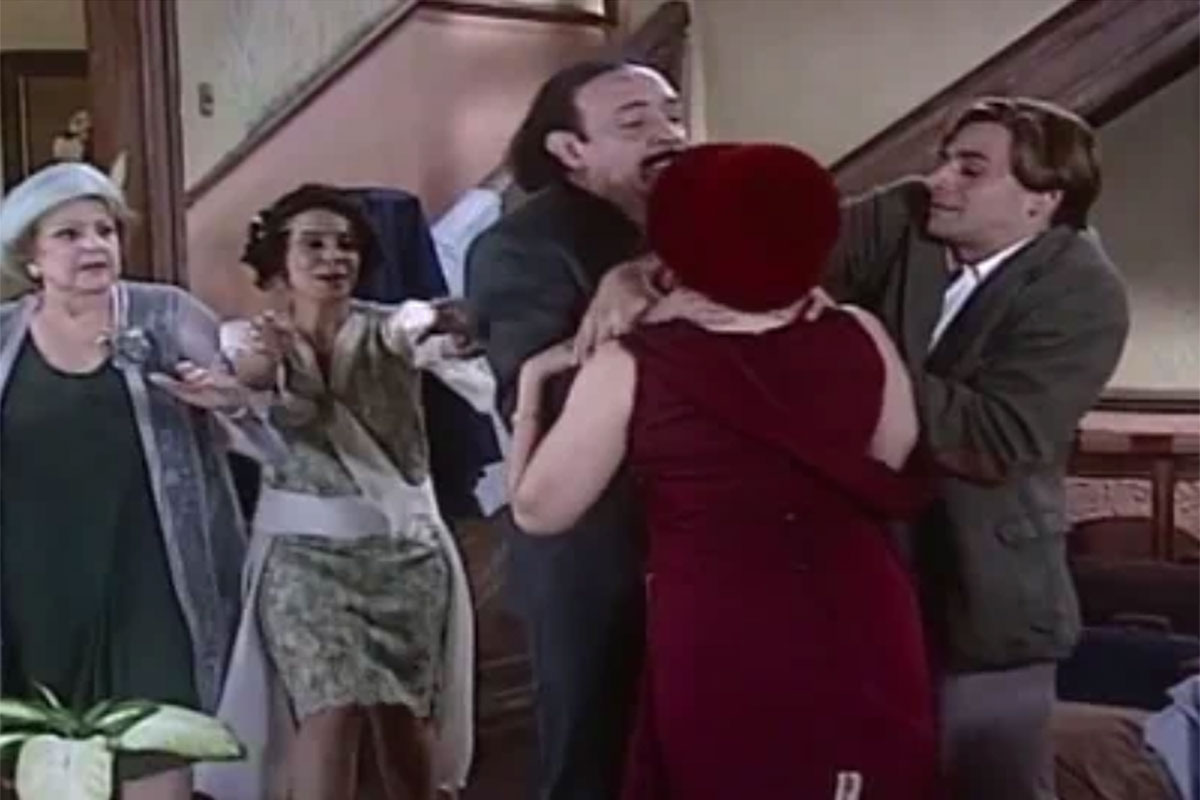 Cornélio (Ney Latorraca) flagra traição da esposa em O Cravo e a Rosa