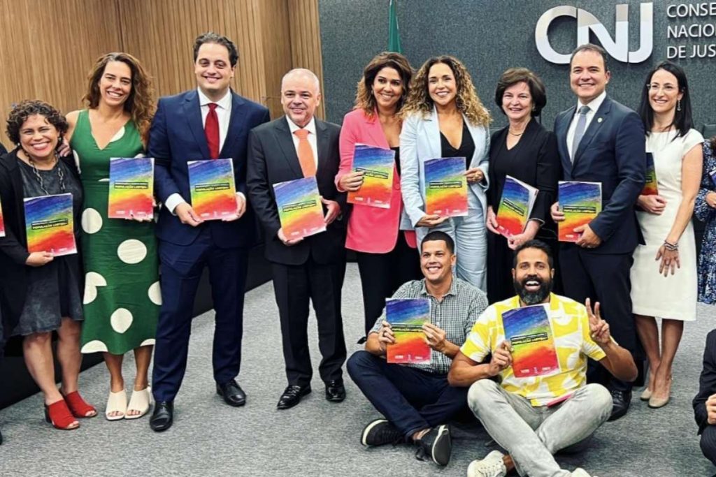 Daniela Mercury e membros da comissão que lutou para a aprovação do Formulário Rogéria