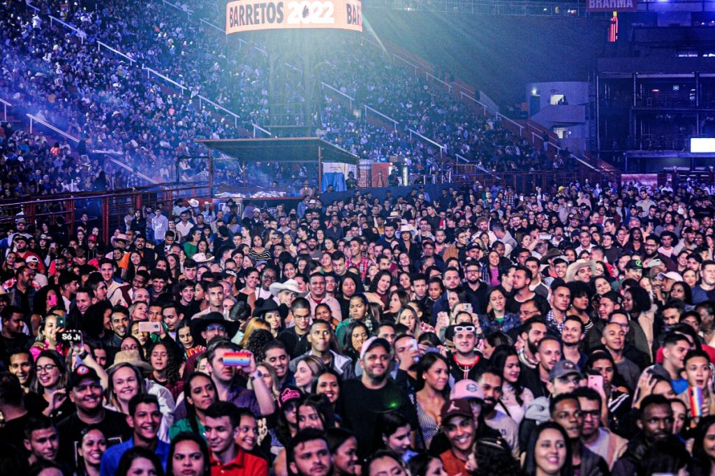 O público concentrado assistindo Deive Leonardo em Barretos