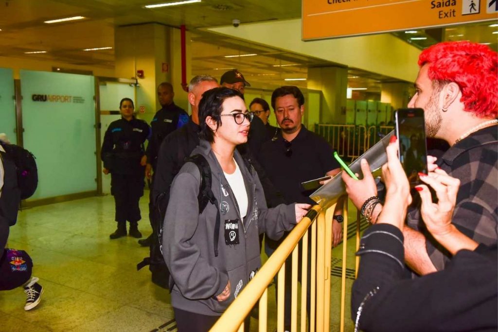 Demi Lovato atendendo fãs