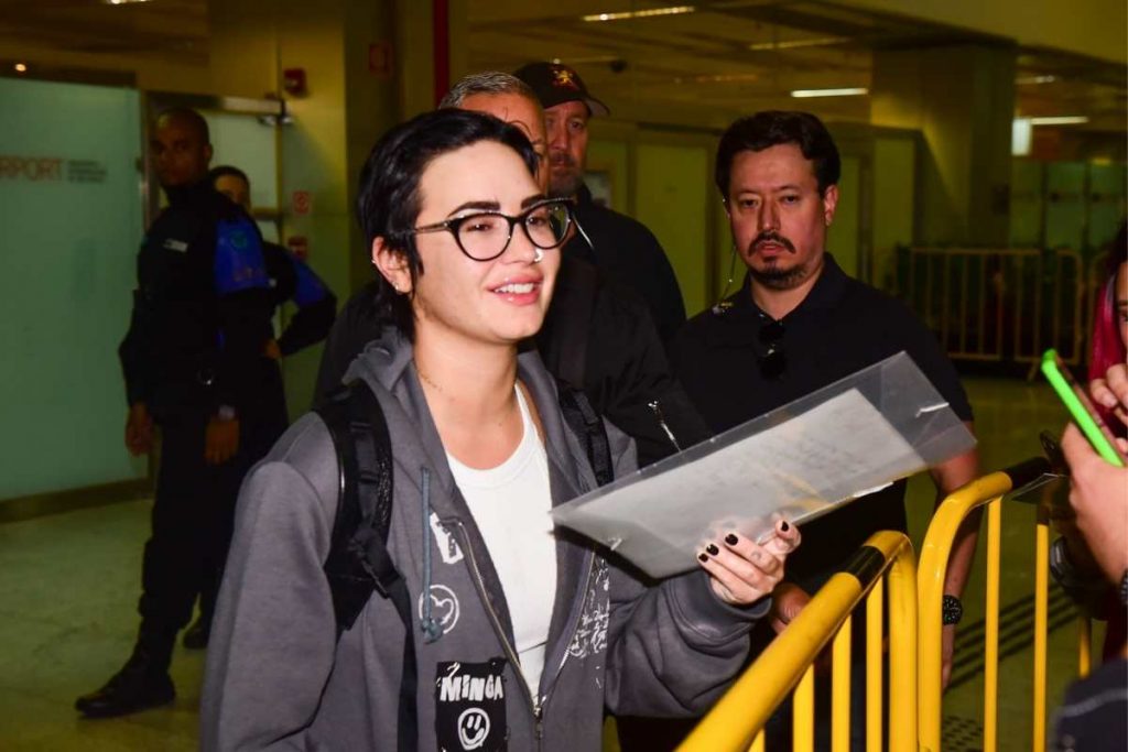 Demi Lovato atendendo fãs