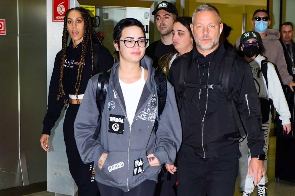 Demi Lovato acompanhada de seguranças