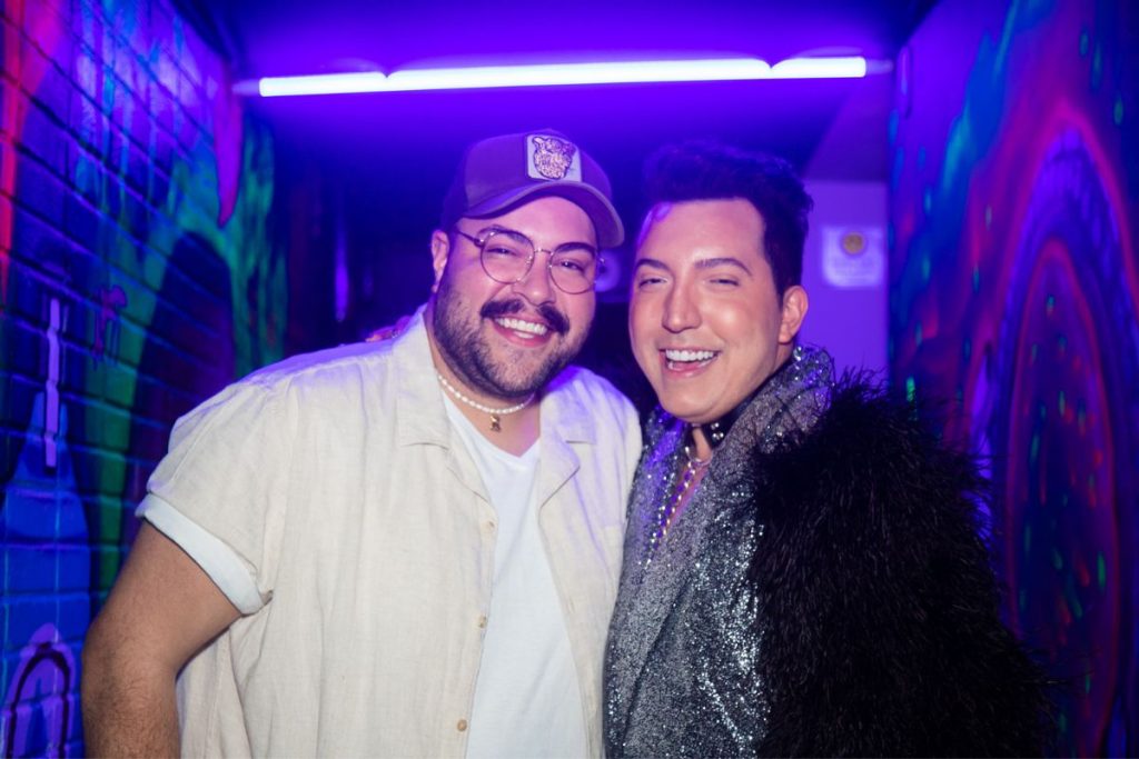 tiago abravanel e diego campagnolli sorrindo