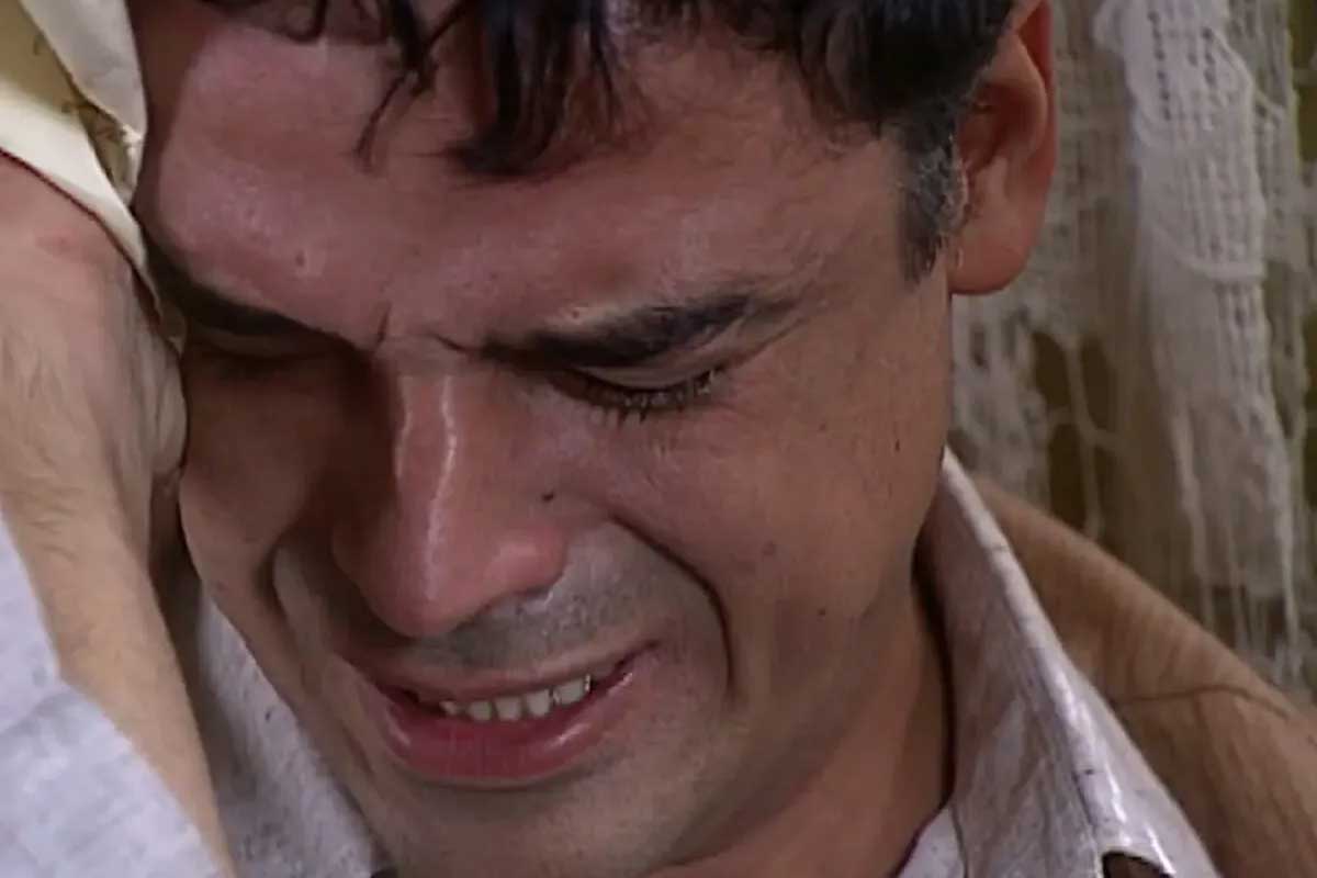 Edmundo (Angelo Antonio) chora em cena de O Cravo e a Rosa