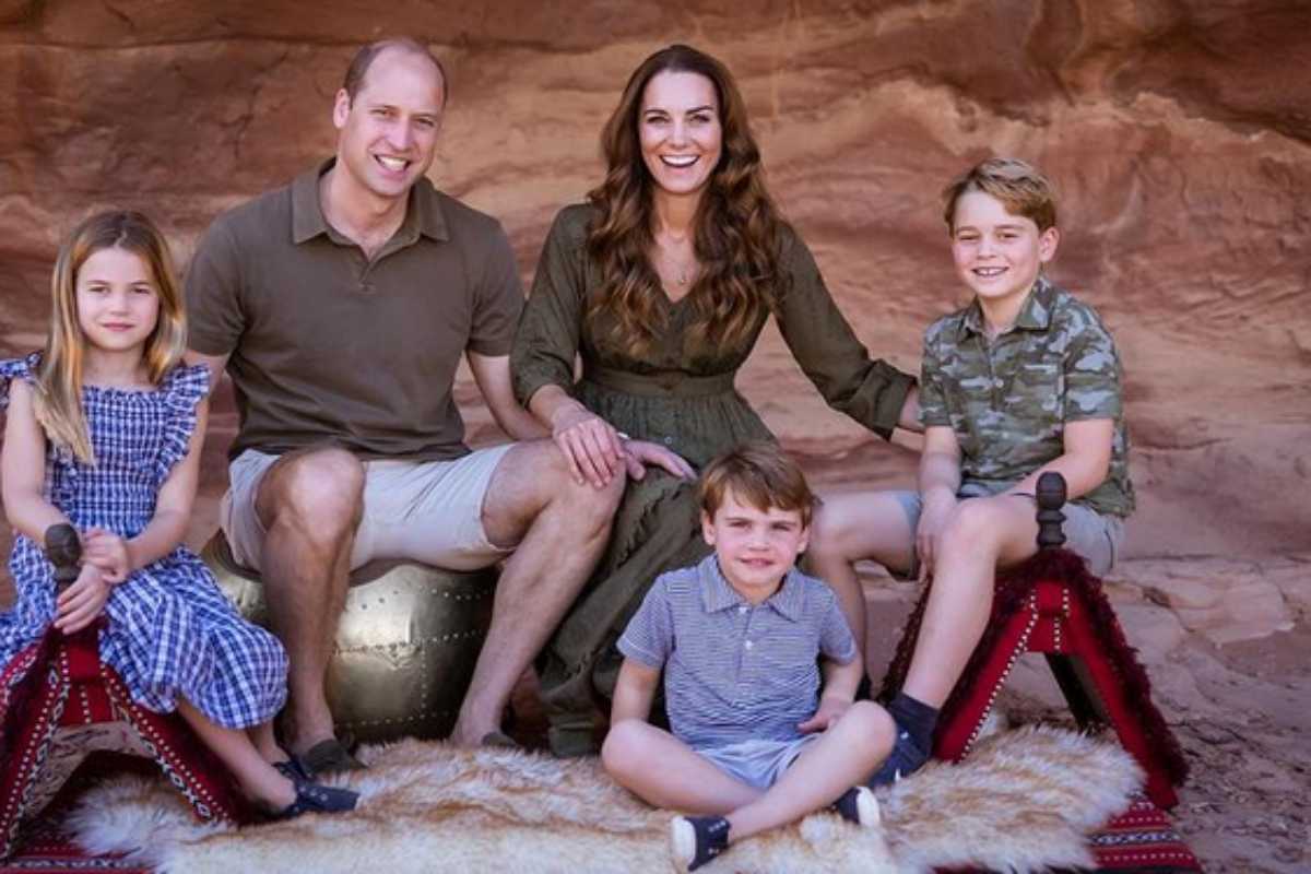 Duques de Cambridge sorrindo com seus filhos