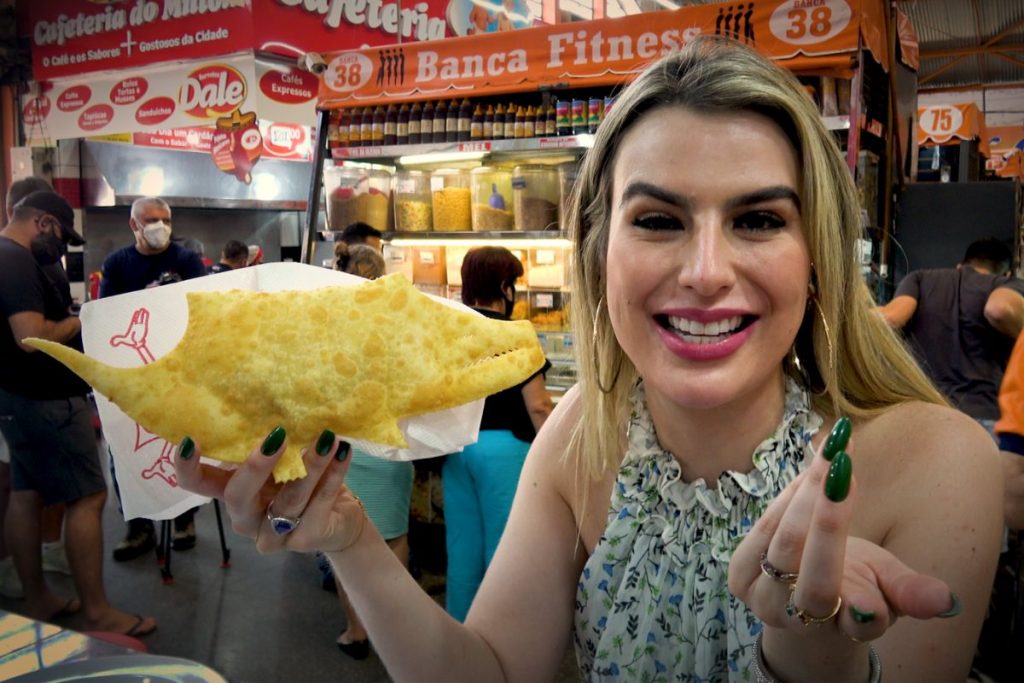 Fernanda Keulla comendo pastel com formato de jacaré
