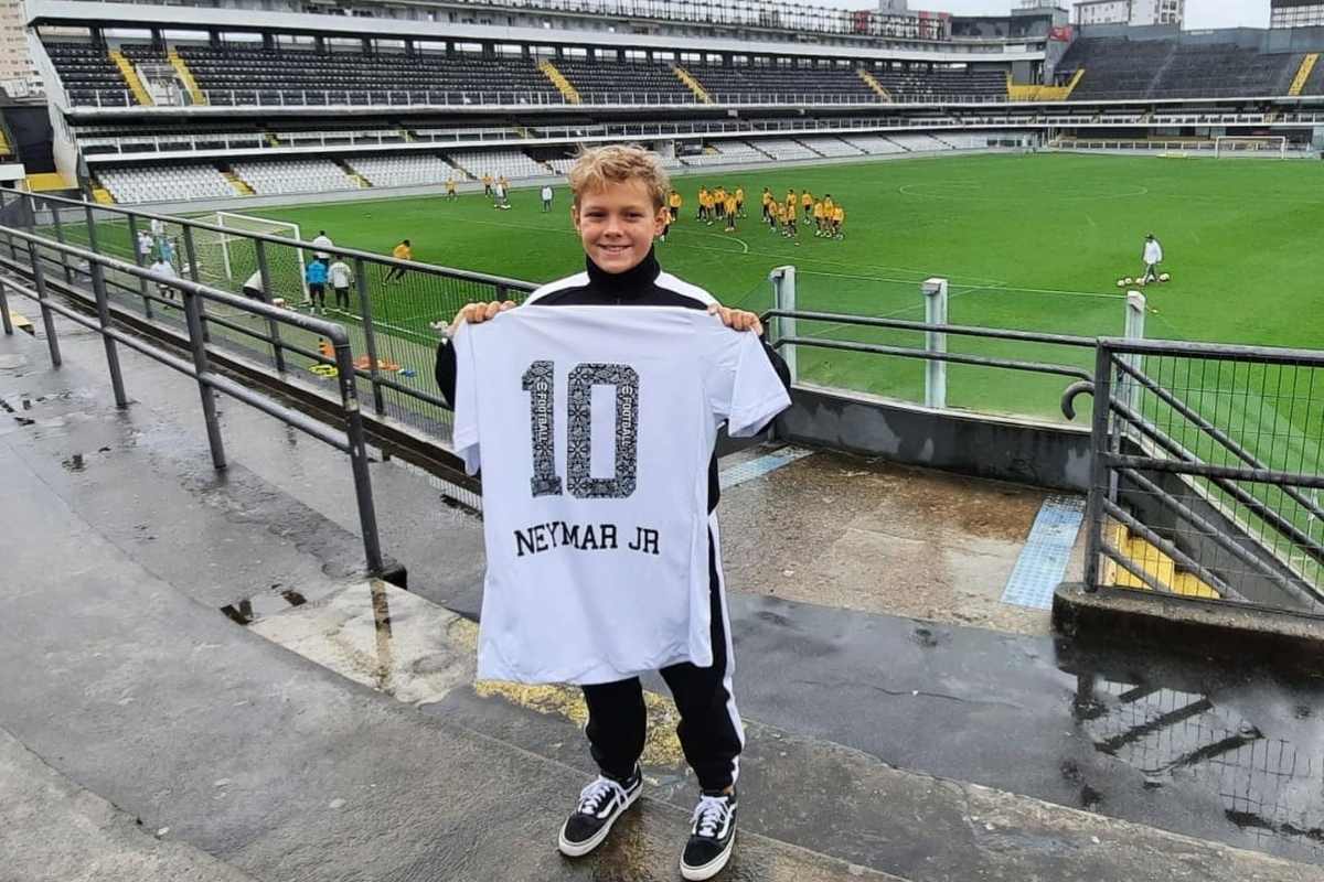 Davi Lucca segurando camisa com nome de Neymar Jr.