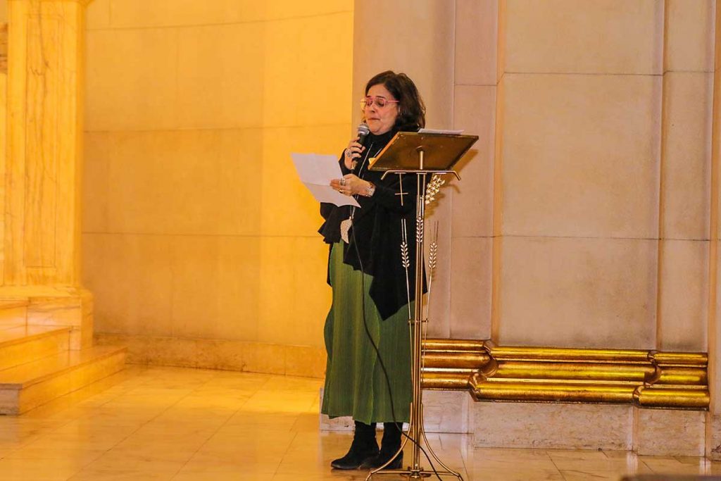 Flavinha, ex-esposa de Jô Soares, durante missa de sétimo dia