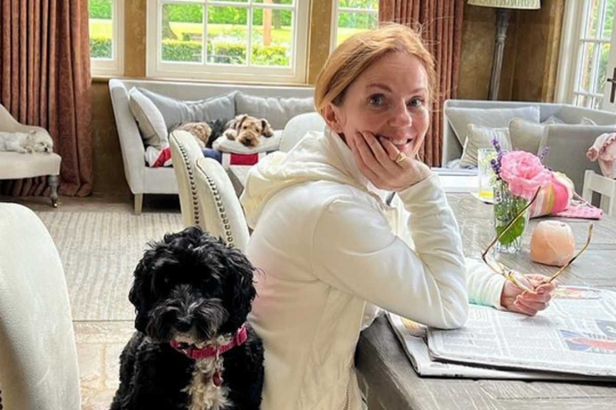 Geri Halliwell sentada à mesa com sua cachorrinha