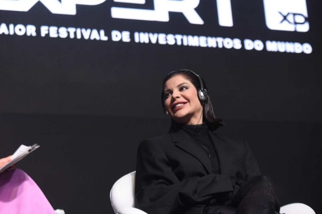 Gkay durante palestra em evento de investidores