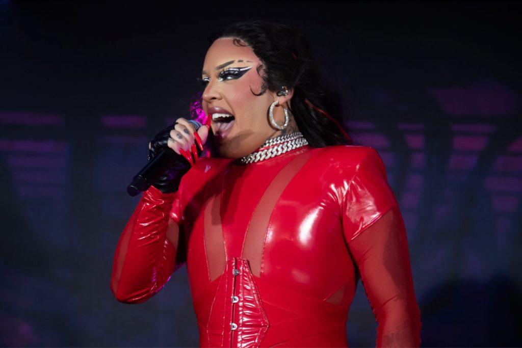 gloria groove cantando