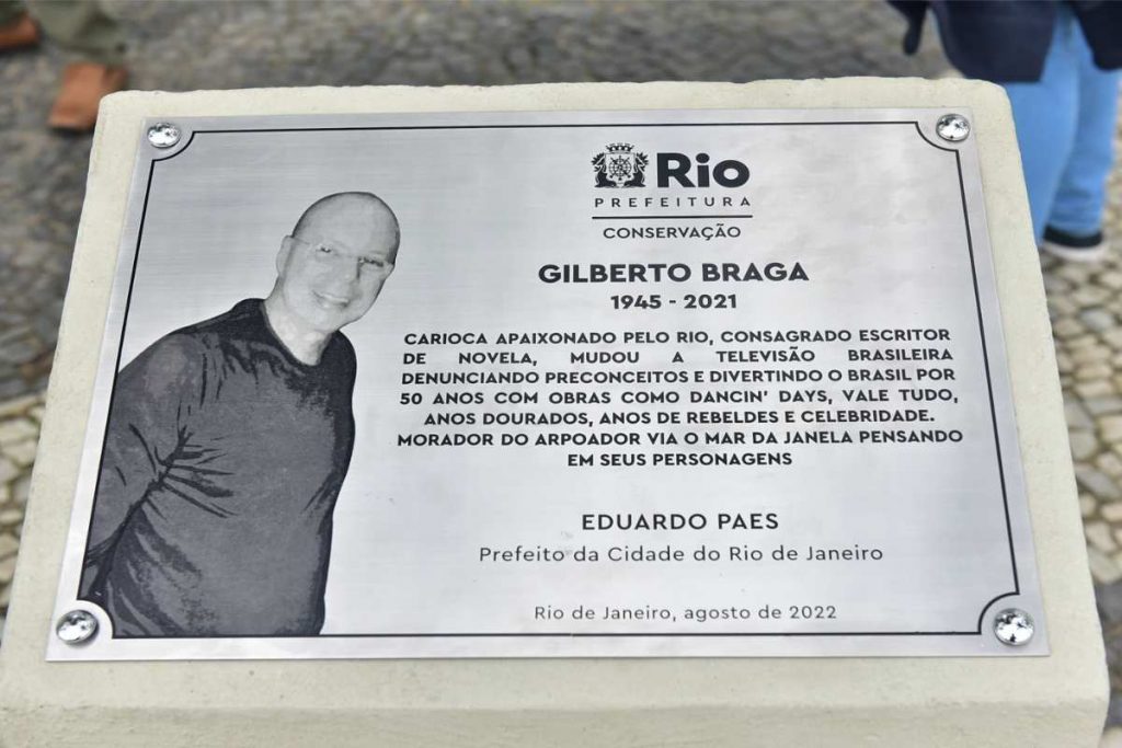 Placa em homenagem ao autor Gilberto Braga no RJ